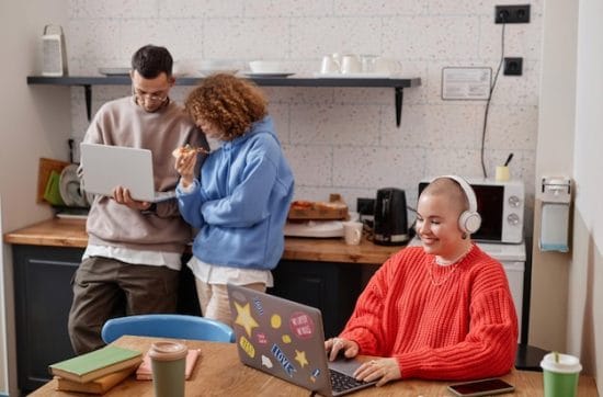 Mastering Virtual Assistant Teamwork: Top 10 Efficiency Tips